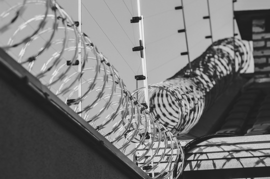 Wall protected by a barbed fence and a electric fence